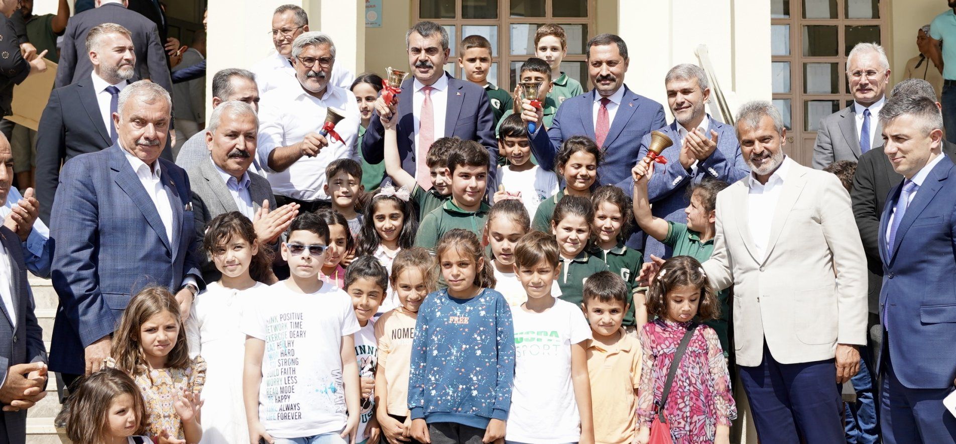 BAKAN TEKİN, HATAY'DA ÖĞRENCİLERLE YENİ EĞİTİM ÖĞRETİM YILININ İLK DERS ZİLİNİ ÇALDI